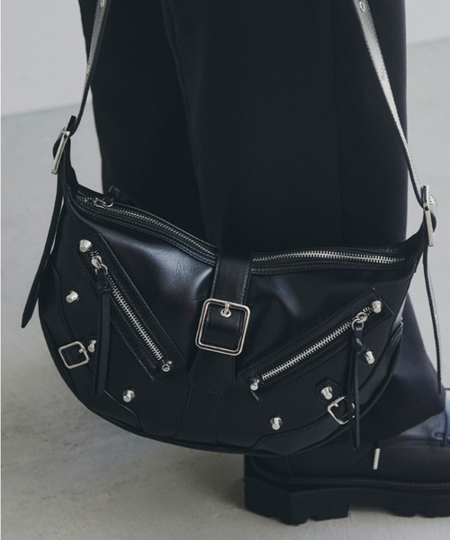 tk.TAKEO KIKUCHI（ティーケータケオキクチ）の「【FANCYシリーズ】スタッズクレセントショルダーバッグ（ショルダーバッグ・メンズ・ブラウン系その他/ブラック/ベージュ系/グレー系1・00）」の2枚目の写真