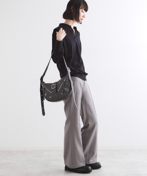 tk.TAKEO KIKUCHI（ティーケータケオキクチ）の「【FANCYシリーズ】スタッズクレセントショルダーバッグ（ショルダーバッグ・メンズ・ブラウン系その他/ブラック/ベージュ系/グレー系1・00）」の9枚目の写真