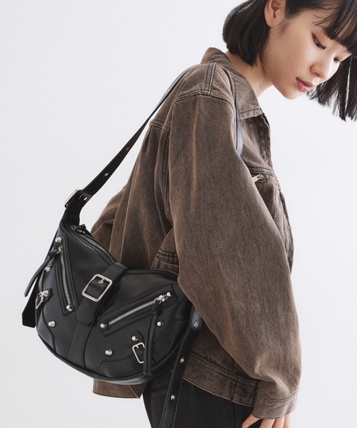 tk.TAKEO KIKUCHI（ティーケータケオキクチ）の「【FANCYシリーズ】スタッズクレセントショルダーバッグ（ショルダーバッグ・メンズ・ブラウン系その他/ブラック/ベージュ系/グレー系1・00）」の8枚目の写真