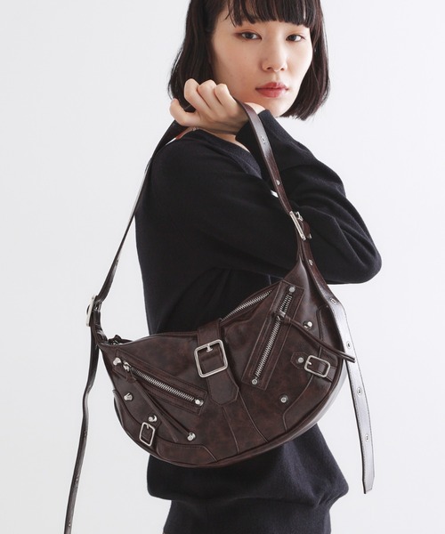 tk.TAKEO KIKUCHI（ティーケータケオキクチ）の「【FANCYシリーズ】スタッズクレセントショルダーバッグ（ショルダーバッグ・メンズ・ブラウン系その他/ブラック/ベージュ系/グレー系1・00）」の6枚目の写真