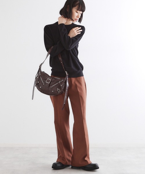 tk.TAKEO KIKUCHI（ティーケータケオキクチ）の「【FANCYシリーズ】スタッズクレセントショルダーバッグ（ショルダーバッグ・メンズ・ブラウン系その他/ブラック/ベージュ系/グレー系1・00）」の7枚目の写真