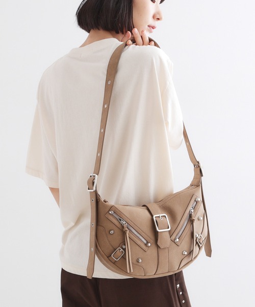 tk.TAKEO KIKUCHI（ティーケータケオキクチ）の「【FANCYシリーズ】スタッズクレセントショルダーバッグ（ショルダーバッグ・メンズ・ブラウン系その他/ブラック/ベージュ系/グレー系1・00）」の13枚目の写真