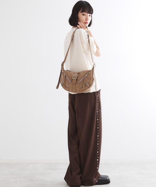 tk.TAKEO KIKUCHI（ティーケータケオキクチ）の「【FANCYシリーズ】スタッズクレセントショルダーバッグ（ショルダーバッグ・メンズ・ブラウン系その他/ブラック/ベージュ系/グレー系1・00）」の10枚目の写真