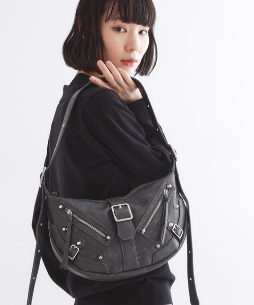 tk.TAKEO KIKUCHI（ティーケータケオキクチ）の「【FANCYシリーズ】スタッズクレセントショルダーバッグ（ショルダーバッグ・メンズ・ブラウン系その他/ブラック/ベージュ系/グレー系1・00）」の11枚目の写真