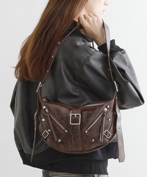 tk.TAKEO KIKUCHI（ティーケータケオキクチ）の「【FANCYシリーズ】スタッズクレセントショルダーバッグ（ショルダーバッグ・メンズ・ブラウン系その他/ブラック/ベージュ系/グレー系1・00）」の15枚目の写真