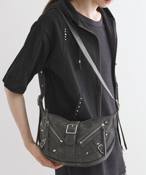 tk.TAKEO KIKUCHI（ティーケータケオキクチ）の「【FANCYシリーズ】スタッズクレセントショルダーバッグ（ショルダーバッグ・メンズ・ブラウン系その他/ブラック/ベージュ系/グレー系1・00）」の16枚目の写真