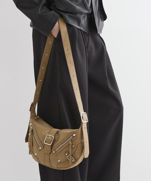 tk.TAKEO KIKUCHI（ティーケータケオキクチ）の「【FANCYシリーズ】スタッズクレセントショルダーバッグ（ショルダーバッグ・メンズ・ブラウン系その他/ブラック/ベージュ系/グレー系1・00）」の17枚目の写真
