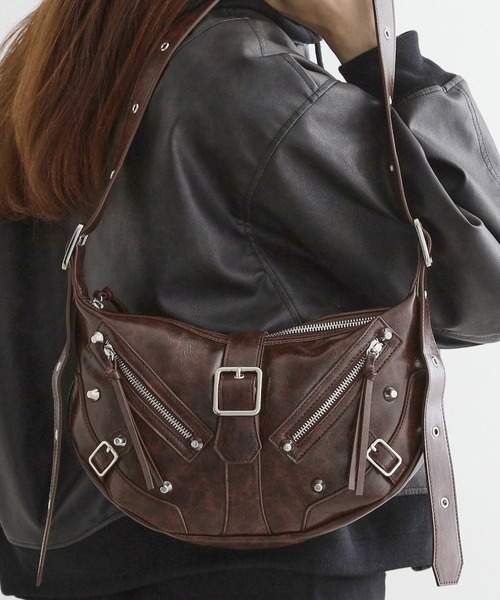 tk.TAKEO KIKUCHI（ティーケータケオキクチ）の「【FANCYシリーズ】スタッズクレセントショルダーバッグ（ショルダーバッグ・メンズ・ブラウン系その他/ブラック/ベージュ系/グレー系1・00）」の20枚目の写真