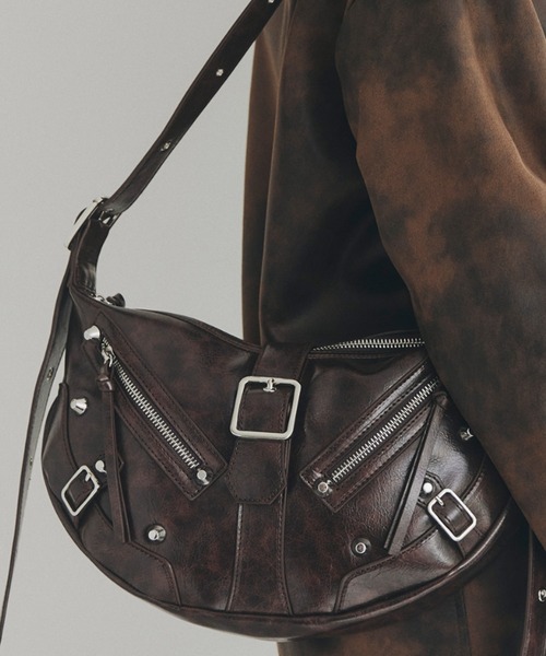 tk.TAKEO KIKUCHI（ティーケータケオキクチ）の「【FANCYシリーズ】スタッズクレセントショルダーバッグ（ショルダーバッグ・メンズ・ブラウン系その他/ブラック/ベージュ系/グレー系1・00）」の22枚目の写真