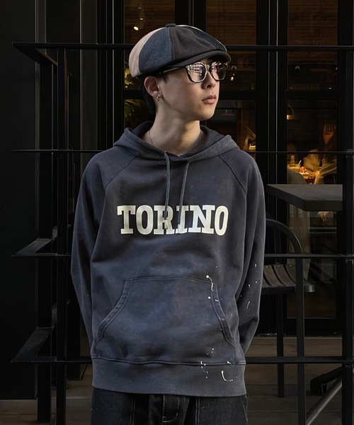 MandO（Auntie Rosa）（エムオー）の「ヴィンテージペイントカレッジロゴパーカー（パーカー・メンズ・チャコールグレー/ブラウン・LARGE/MEDIUM/SMALL）」の2枚目の写真