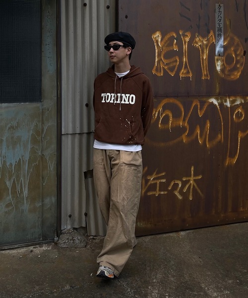 MandO（Auntie Rosa）（エムオー）の「ヴィンテージペイントカレッジロゴパーカー（パーカー・メンズ・チャコールグレー/ブラウン・LARGE/MEDIUM/SMALL）」の4枚目の写真