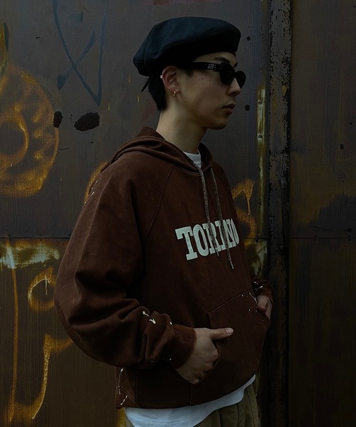 MandO（Auntie Rosa）（エムオー）の「ヴィンテージペイントカレッジロゴパーカー（パーカー・メンズ・チャコールグレー/ブラウン・LARGE/MEDIUM/SMALL）」の8枚目の写真