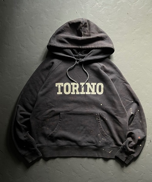 MandO（Auntie Rosa）（エムオー）の「ヴィンテージペイントカレッジロゴパーカー（パーカー・メンズ・チャコールグレー/ブラウン・LARGE/MEDIUM/SMALL）」の13枚目の写真