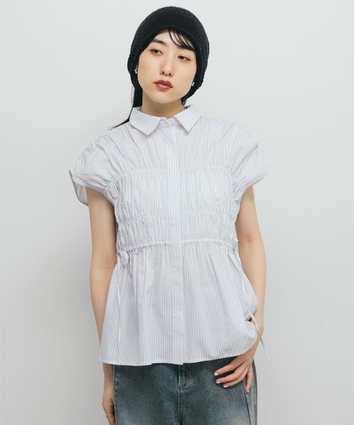 KBF（ケイビーエフ）の「スリーブレスシャーリングブラウス（シャツ/ブラウス・レディース・ブルー系その他/ホワイト系その他/オフホワイト・ONE）」の2枚目の写真