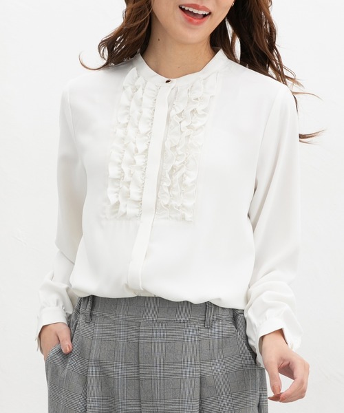 Honeys（ハニーズ）の「胸元フリルブラウス（シャツ/ブラウス・レディース・グレイッシュベージュ/アイボリー/ボルドー/チャコール・S/M/LL/L）」の2枚目の写真