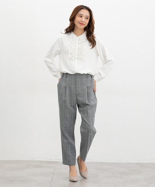 Honeys（ハニーズ）の「胸元フリルブラウス（シャツ/ブラウス・レディース・グレイッシュベージュ/アイボリー/ボルドー/チャコール・S/M/LL/L）」の5枚目の写真