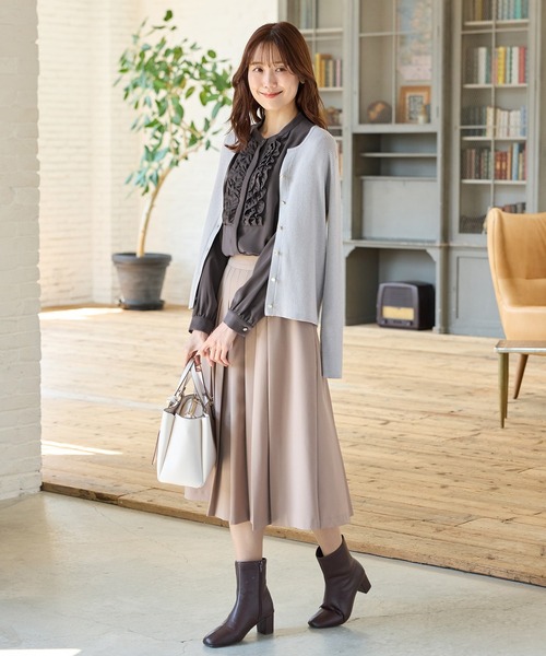 Honeys（ハニーズ）の「胸元フリルブラウス（シャツ/ブラウス・レディース・グレイッシュベージュ/アイボリー/ボルドー/チャコール・S/M/LL/L）」の14枚目の写真