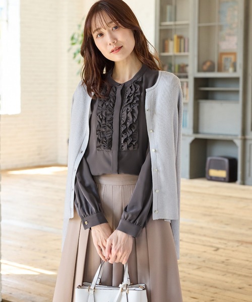 Honeys（ハニーズ）の「胸元フリルブラウス（シャツ/ブラウス・レディース・グレイッシュベージュ/アイボリー/ボルドー/チャコール・S/M/LL/L）」の16枚目の写真