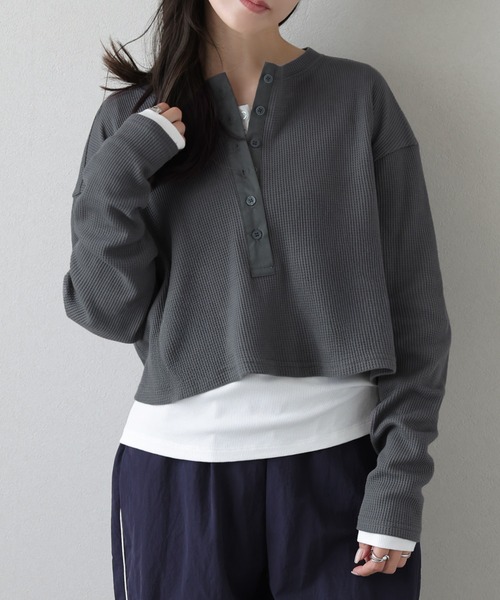 La-gemme(ラジェム)の「ヘンリーネッククロップドトップス(Tシャツ/カットソー・レディース・ブラック/カーキ/チャコールグレー/杢グレー・フリー)」の2枚目の写真