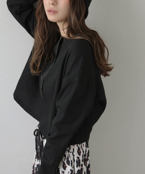 La-gemme(ラジェム)の「ヘンリーネッククロップドトップス(Tシャツ/カットソー・レディース・ブラック/カーキ/チャコールグレー/杢グレー・フリー)」の1枚目の写真