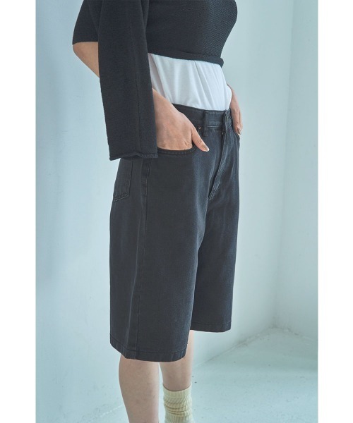 marjour（マージュール）の「DENIM BERMUDA SHORTS（デニムパンツ・レディース・ブラック・M）」の3枚目の写真