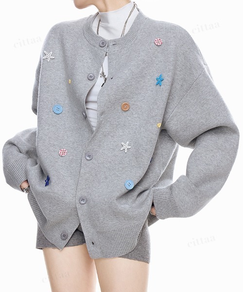 Dalfwin（ダールフィン）の「韓国ファッション ランダムボタンデザインニットカーディガン（カーディガン/ボレロ・レディース・ブラック/グレー・FREE）」の2枚目の写真