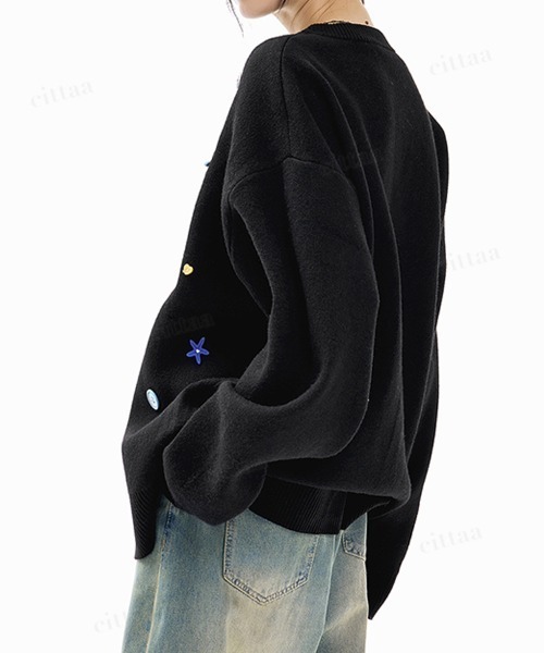 Dalfwin（ダールフィン）の「韓国ファッション ランダムボタンデザインニットカーディガン（カーディガン/ボレロ・レディース・ブラック/グレー・FREE）」の4枚目の写真