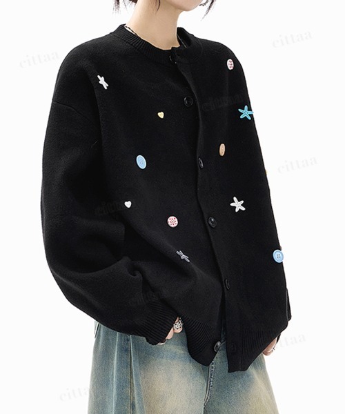Dalfwin（ダールフィン）の「韓国ファッション ランダムボタンデザインニットカーディガン（カーディガン/ボレロ・レディース・ブラック/グレー・FREE）」の6枚目の写真