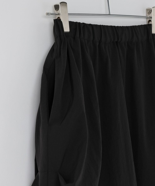 LOWRYS FARM（ローリーズファーム）の「タックボリュームスカート　605908（スカート・レディース・ブラック/オフホワイト・FREE）」の6枚目の写真