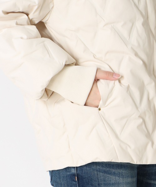 Jines（ジネス）の「ステッチレスノーカラーダウンジャケット（ダウンジャケット/コート・レディース・ブラック/アイボリー・38）」の7枚目の写真