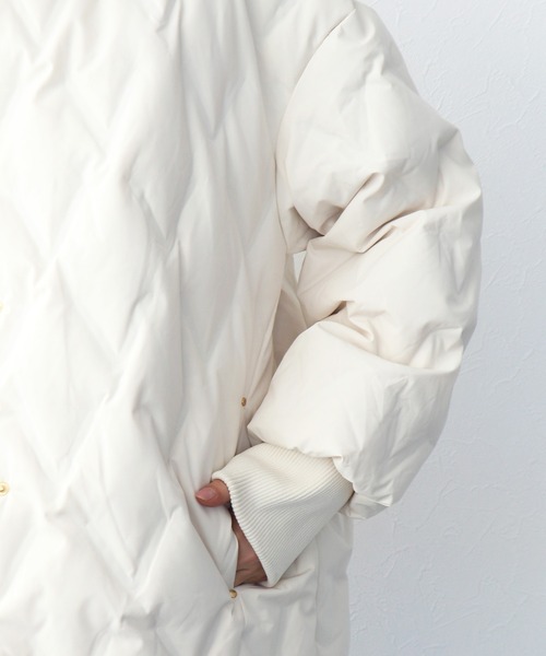 Jines（ジネス）の「ステッチレスノーカラーダウンジャケット（ダウンジャケット/コート・レディース・ブラック/アイボリー・38）」の22枚目の写真