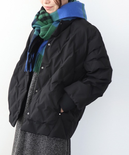 Jines（ジネス）の「ステッチレスノーカラーダウンジャケット（ダウンジャケット/コート・レディース・ブラック/アイボリー・38）」の18枚目の写真