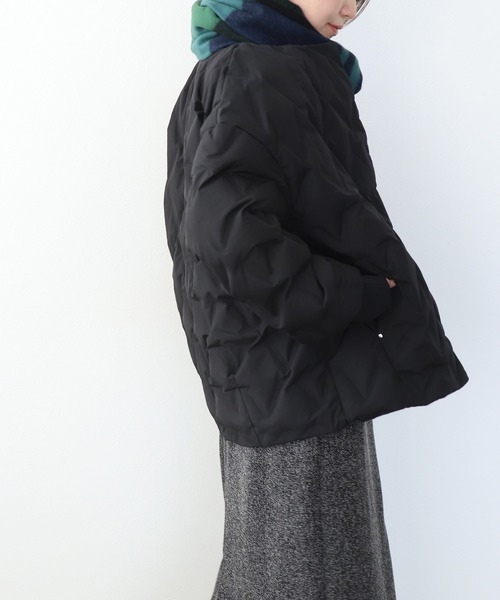 Jines（ジネス）の「ステッチレスノーカラーダウンジャケット（ダウンジャケット/コート・レディース・ブラック/アイボリー・38）」の20枚目の写真