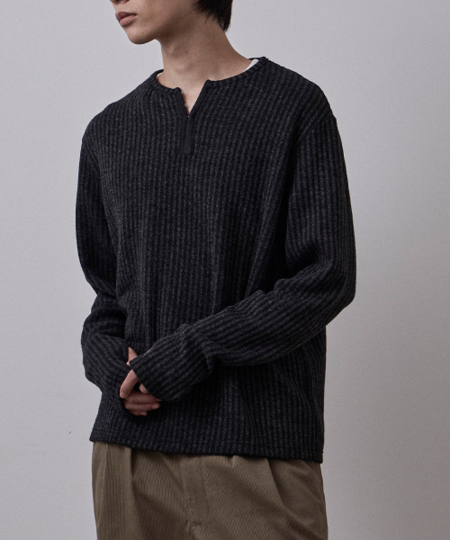 LEARVE(ルアブ)の「コーブ フック ヘンリーネック Tシャツ ブラック(Tシャツ/カットソー・メンズ・その他・MEDIUM/LARGE/X-LARGE)」の1枚目の写真