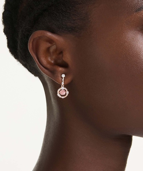 SWAROVSKI(スワロフスキー)の「【公式】【スワロフスキー】Constella ドロップピアス, ラウンドカット, ダンシングストーン, ピンク, ローズゴールドトーン・プレーティング(ピアス(両耳用)・レディース・ピンク・ONE SIZE)」の2枚目の写真