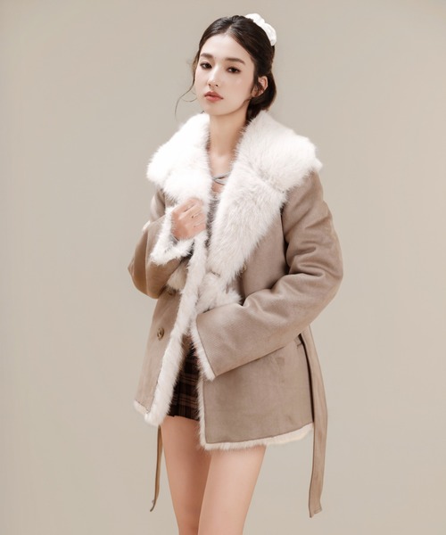 silent(and)（サイレントアンド）の「Velvet BonBon Coat(Long)（ムートンコート・レディース・ベージュ/ブラウン・LONG）」の9枚目の写真