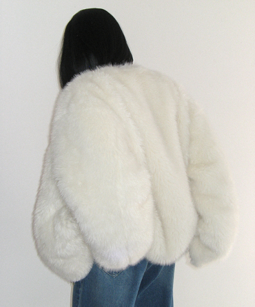 RONRON（ロンロン）の「INNER POINTED FLUFFY FUR JACKET IVORY（ムートンコート・レディース・その他・FREE）」の6枚目の写真