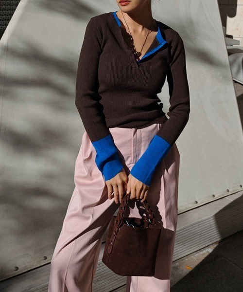 esutoreja（エストレジャ）の「バイカラーヘンリーネックリブニット（ニット/セーター・レディース・ブラウン/アイボリー・FREE）」の6枚目の写真