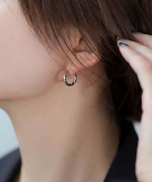 Cream dot.（クリームドット）の「【サージカルステンレス】ひねりラインのステンレス製ワンタッチフープピアス（ピアス（両耳用）・レディース・ゴールド/シルバー/ピンクゴールド・#10/#12/#8）」の2枚目の写真