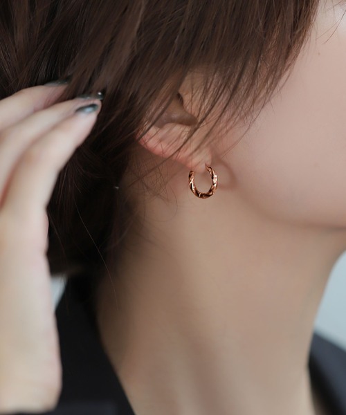 Cream dot.（クリームドット）の「【サージカルステンレス】ひねりラインのステンレス製ワンタッチフープピアス（ピアス（両耳用）・レディース・ゴールド/シルバー/ピンクゴールド・#10/#12/#8）」の11枚目の写真