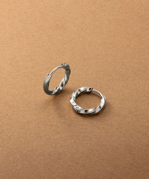 Cream dot.（クリームドット）の「【サージカルステンレス】ひねりラインのステンレス製ワンタッチフープピアス（ピアス（両耳用）・レディース・ゴールド/シルバー/ピンクゴールド・#10/#12/#8）」の4枚目の写真