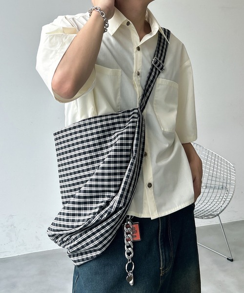 UNDERSTATEMENTs（アンダーステイトメント）の「【ユニセックス】チェックショルダーバッグ（ショルダーバッグ・メンズ・レッド/ネイビー/ブラック・FREE）」の4枚目の写真