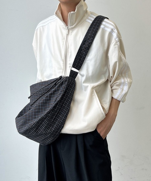 UNDERSTATEMENTs（アンダーステイトメント）の「【ユニセックス】チェックショルダーバッグ（ショルダーバッグ・メンズ・レッド/ネイビー/ブラック・FREE）」の7枚目の写真