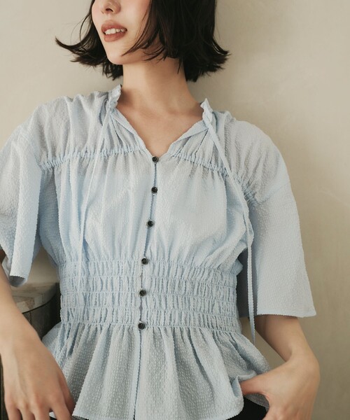 EMMEL REFINES（エメルリファインズ）の「＜EMMEL REFINES＞EM フリルエリ シャーリング ブラウス（シャツ/ブラウス・レディース・ライラック/ライトブルー/ホワイト・FREE）」の3枚目の写真