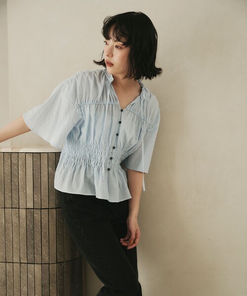 EMMEL REFINES（エメルリファインズ）の「＜EMMEL REFINES＞EM フリルエリ シャーリング ブラウス（シャツ/ブラウス・レディース・ライラック/ライトブルー/ホワイト・FREE）」の4枚目の写真