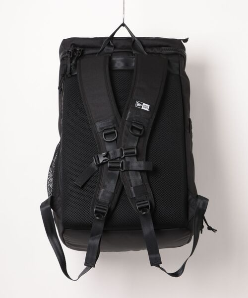 NEW ERA（ニューエラ）の「【NEW ERA/ニューエラ】ボックスパック 32L プリントロゴ アウトライン ブラック（バックパック/リュック・メンズ・ブラック・FREE）」の2枚目の写真