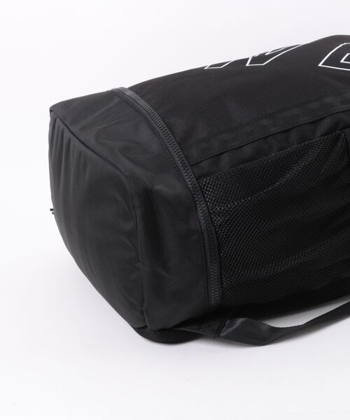 NEW ERA（ニューエラ）の「【NEW ERA/ニューエラ】ボックスパック 32L プリントロゴ アウトライン ブラック（バックパック/リュック・メンズ・ブラック・FREE）」の3枚目の写真