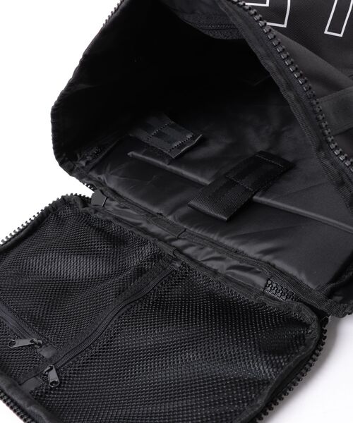 NEW ERA（ニューエラ）の「【NEW ERA/ニューエラ】ボックスパック 32L プリントロゴ アウトライン ブラック（バックパック/リュック・メンズ・ブラック・FREE）」の4枚目の写真