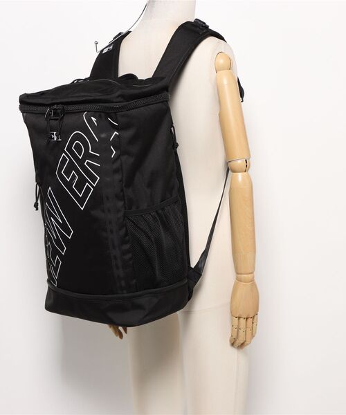 NEW ERA（ニューエラ）の「【NEW ERA/ニューエラ】ボックスパック 32L プリントロゴ アウトライン ブラック（バックパック/リュック・メンズ・ブラック・FREE）」の5枚目の写真