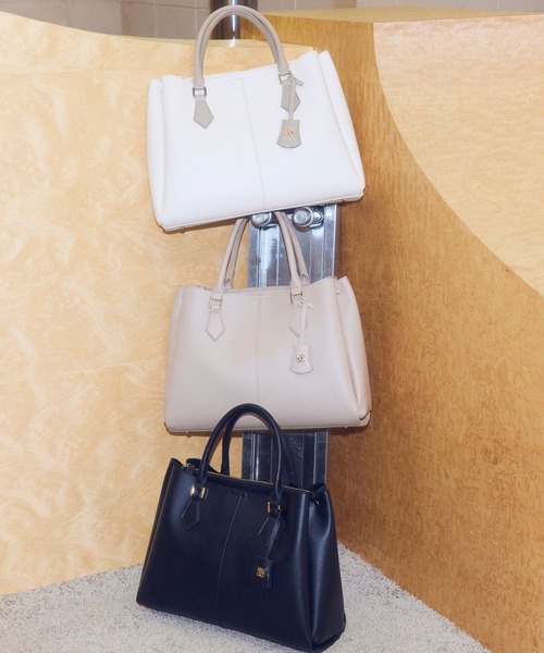 VIS（ビス）の「【COHINA×VIS】チャーム付き2WAYトートバッグ/A4対応・軽量（トートバッグ・レディース・ベージュ/キナリ/ブラック・FREE）」の4枚目の写真